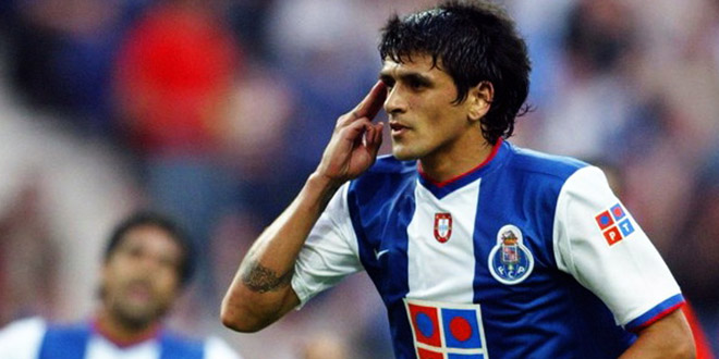 FC Porto's Argentine Lucho Gonzalez runs